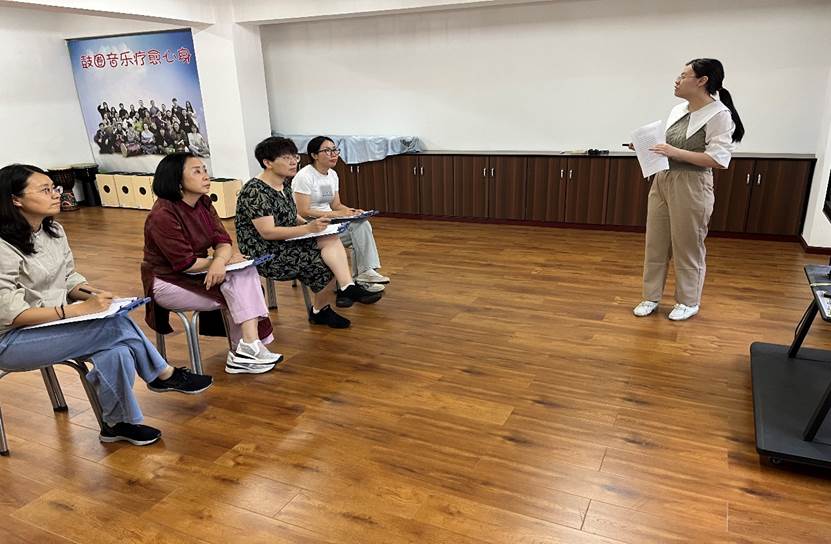 人们站在地板上AI 生成的内容可能不正确。