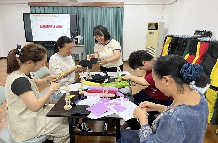 一群人坐在桌子前AI 生成的内容可能不正确。