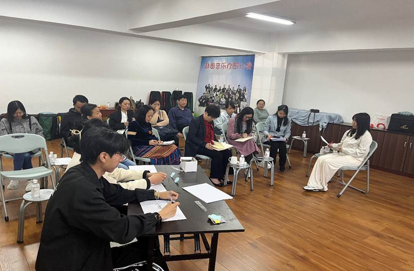 会议室里的人们AI 生成的内容可能不正确。