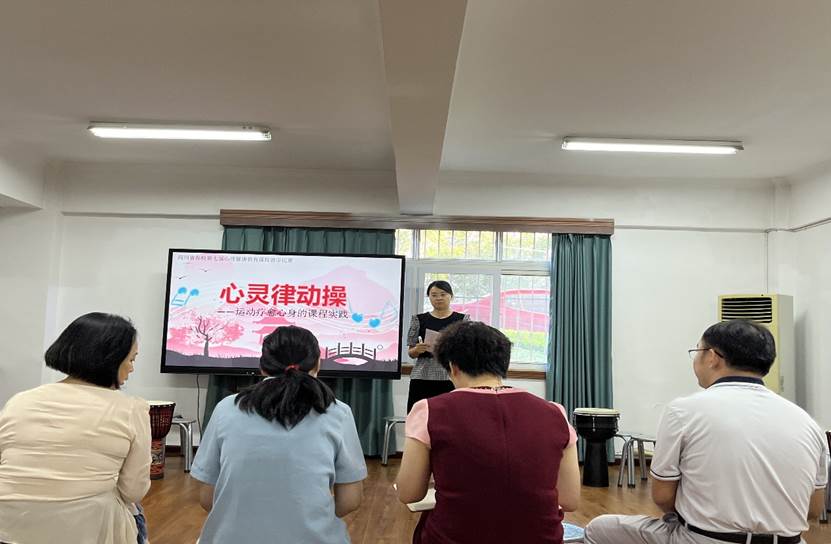 一群人站在厨房里AI 生成的内容可能不正确。