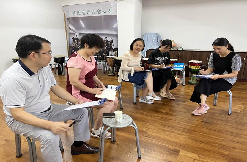 一群人在房间内玩体感游戏AI 生成的内容可能不正确。