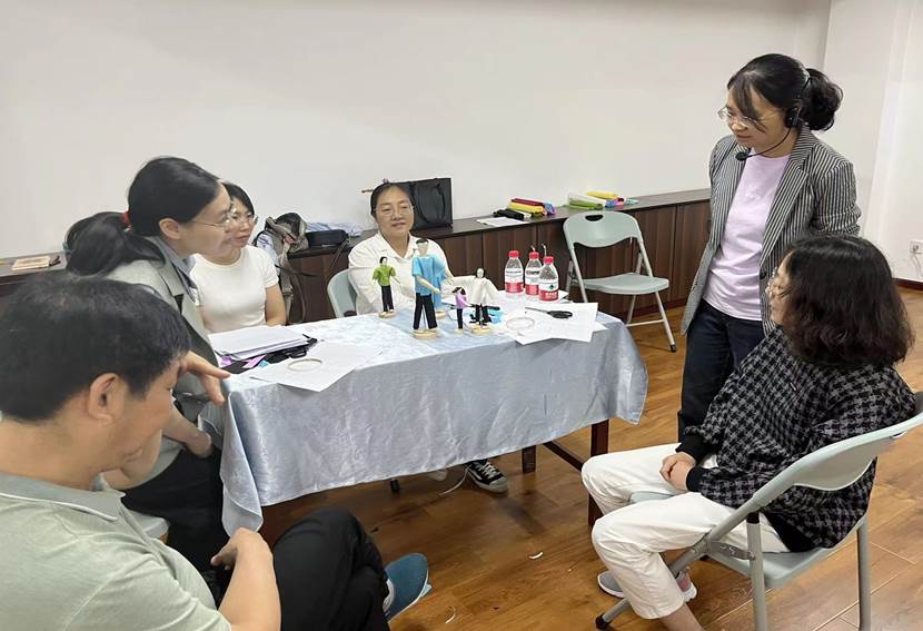 人们在桌子边AI 生成的内容可能不正确。