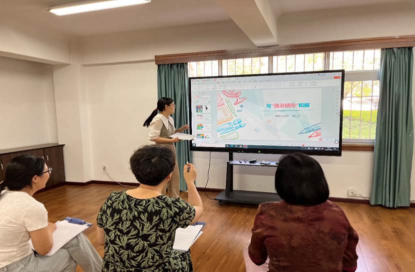 一群小孩在电视前AI 生成的内容可能不正确。