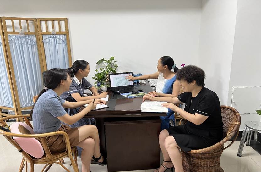 一群人围坐在桌子边AI 生成的内容可能不正确。