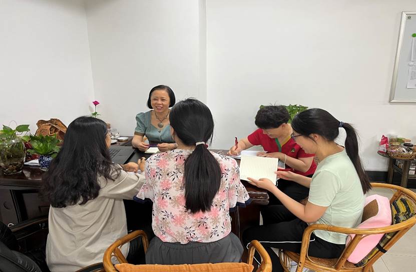 图片包含 人, 室内, 桌子, 食物AI 生成的内容可能不正确。